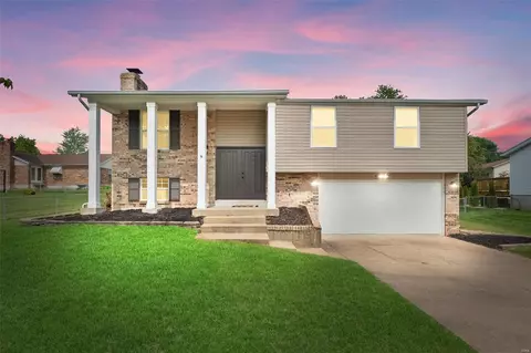 237 Golden Valley Dr, Saint Louis, MO 63129