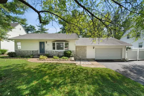 990 N Woodlawn Ave, Saint Louis, MO 63122