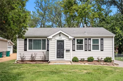 1102 S Rock Hill Rd, Webster Groves, MO 63119