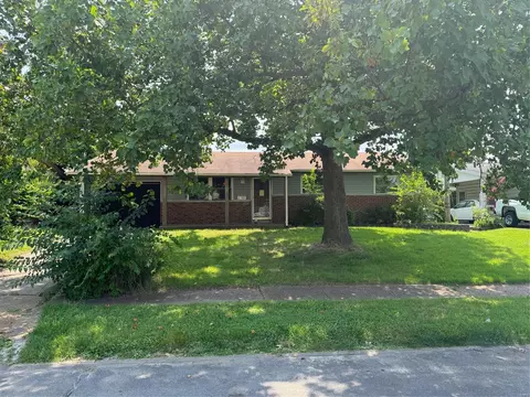 2780 Morris Dr, Florissant, MO 63031
