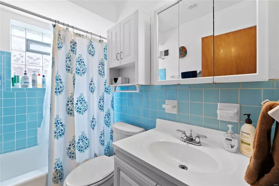 Bath - 5626 Oleatha Ave, Saint Louis, MO 63139 photo 1 of 4