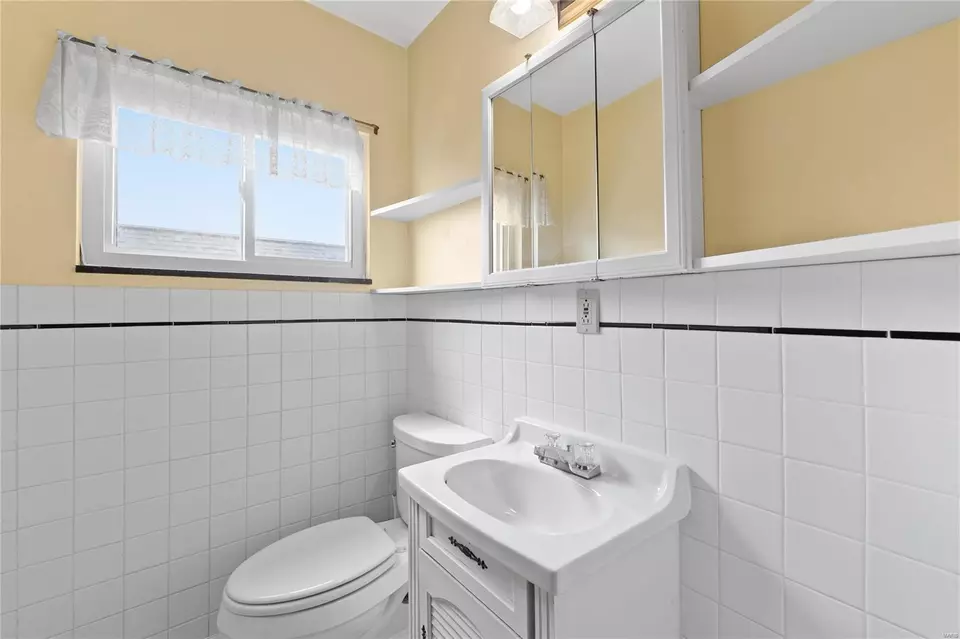 Bath - 5626 Oleatha Ave, Saint Louis, MO 63139 photo 2 of 4