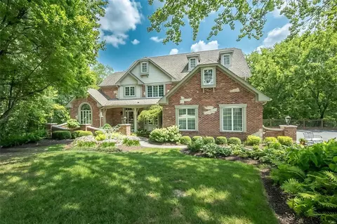 11 Kingspointe Lake Ct, Chesterfield, MO 63005