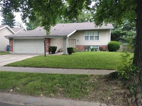 5432 Trailbend Dr, Florissant, MO 63033