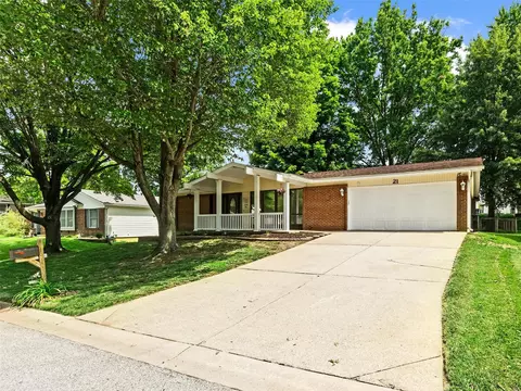 21 Lakemont Dr, Saint Charles, MO 63304