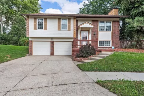12240 Creve Coeur Ridge Ct, Maryland Heights, MO 63043