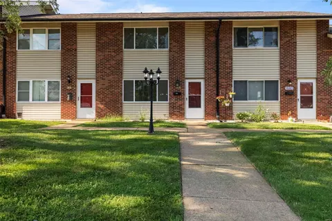 9185 Villaridge Ct, Saint Louis, MO 63123