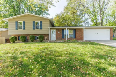 635 Country Lake Dr, Saint Peters, MO 63376