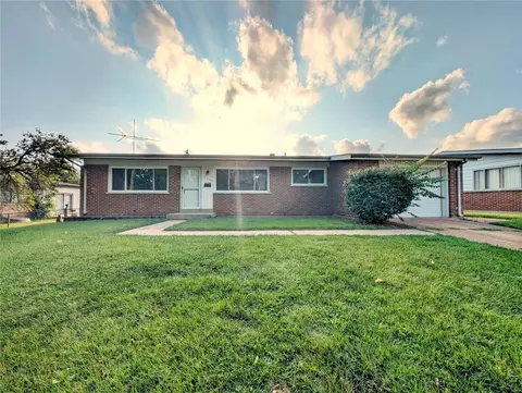 1645 Turf Ln, Florissant, MO 63033