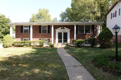 1051 Briarhurst Dr, Manchester, MO 63021