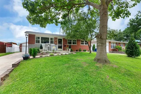 14 Merri Ln, Florissant, MO 63031