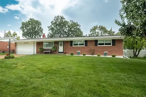 715 Southshire Dr, Saint Louis, MO 63125