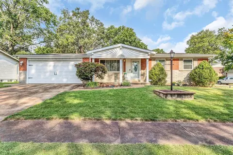 2601 Carousel Dr, Saint Louis, MO 63125