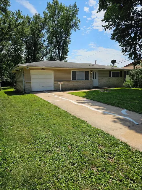 240 Calbreath Ct, Florissant, MO 63031