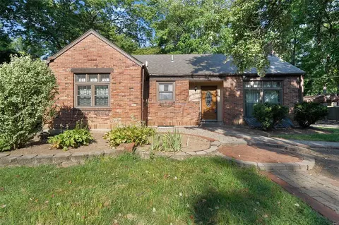 211 Cheney Ln, Webster Groves, MO 63119