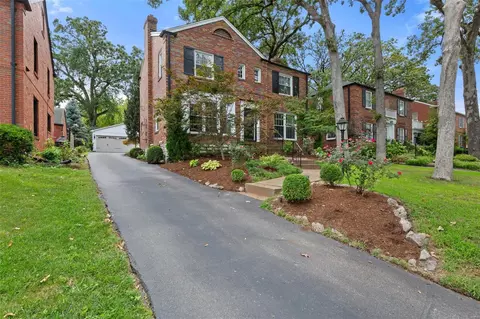 104 Roseacre Ln, Webster Groves, MO 63119