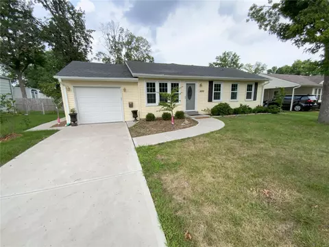 1020 Meadowridge Dr, Kirkwood, MO 63122
