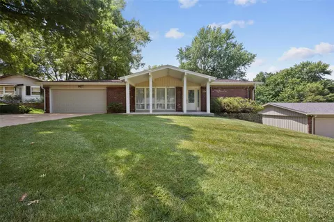 16 Forest Oak Ct, Fenton, MO 63026