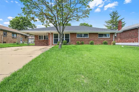 7107 Heege Rd, Saint Louis, MO 63123
