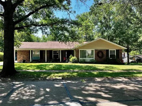 1500 Mautenne Dr, Manchester, MO 63021
