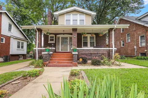 7429 Zephyr Pl, Saint Louis, MO 63143