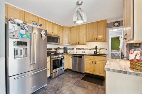 Kitchen - 411 Wyncrest Dr, Ballwin, MO 63011 photo 2 of 2