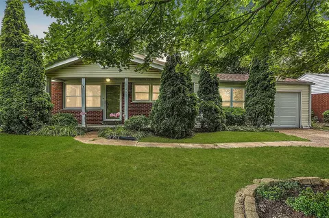 140 Saint Benedict Ln, Florissant, MO 63033