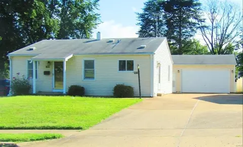 2510 Mullanphy Ln, Florissant, MO 63031