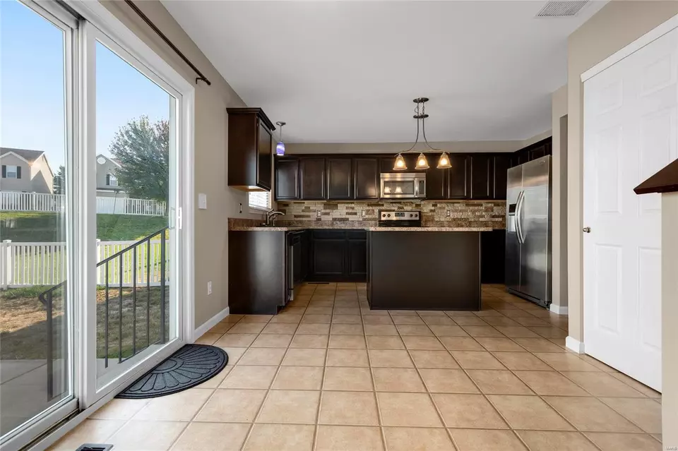 Entry Way - 913 Tower Pl, O'fallon, MO 63366 photo 4 of 6