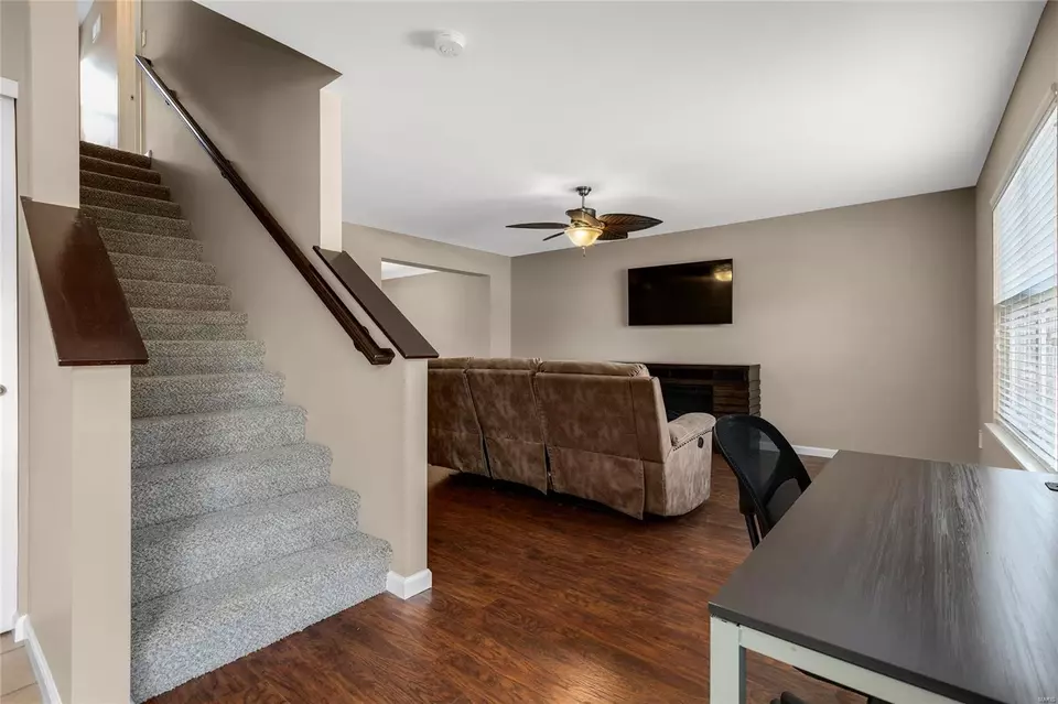 Entry Way - 913 Tower Pl, O'fallon, MO 63366 photo 3 of 6