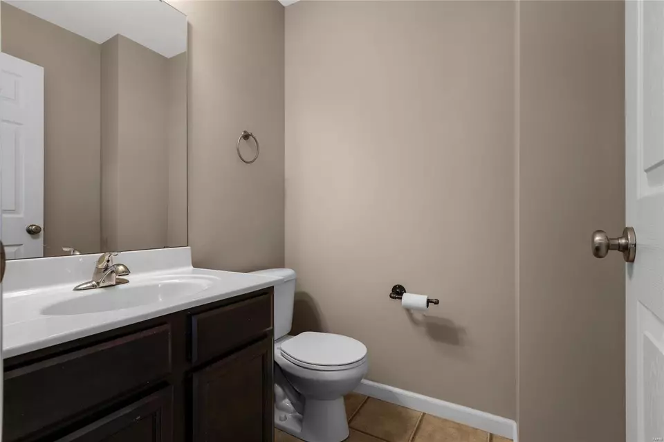 Entry Way - 913 Tower Pl, O'fallon, MO 63366 photo 5 of 6
