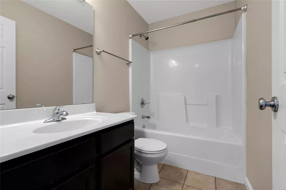 Bath - 913 Tower Pl, O'fallon, MO 63366 photo 3 of 3