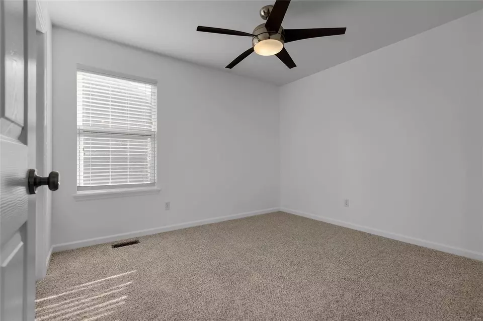 Bedroom - 913 Tower Pl, O'fallon, MO 63366 photo 4 of 5