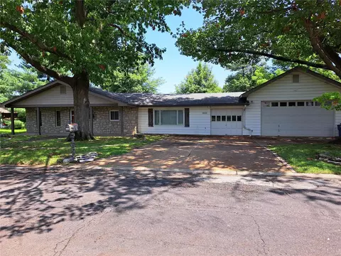 4256 Leonard Dr, Saint Louis, MO 63128