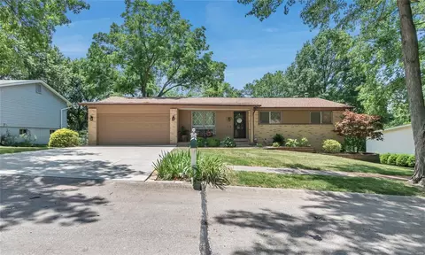 2648 Softwood Dr, Saint Louis, MO 63129