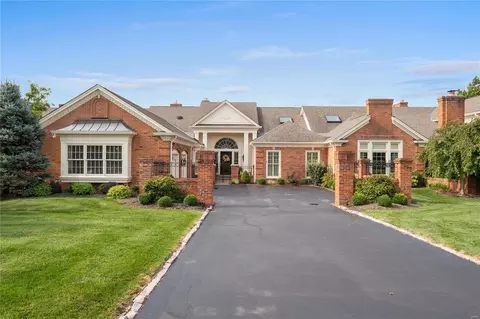 4 Woodbridge Manor Rd, Saint Louis, MO 63141