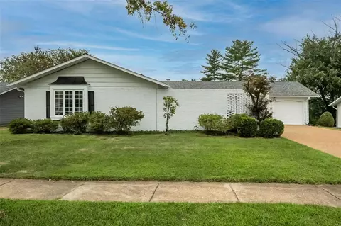 369 Greenmore Dr, Ballwin, MO 63011
