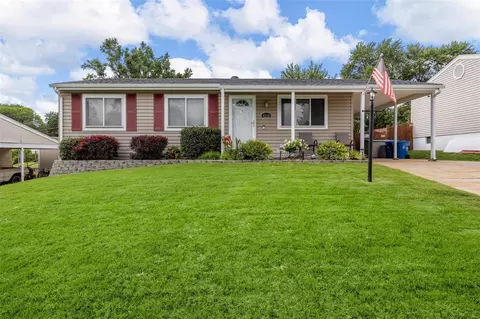 4919 Rose Blossom Ln, Hazelwood, MO 63042