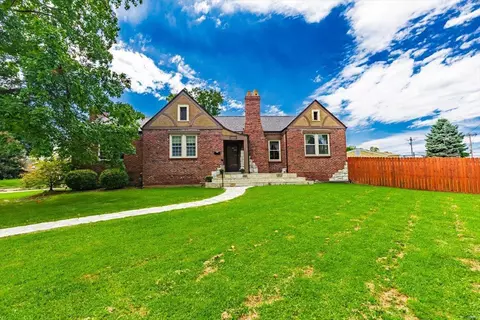 6616 Heege Rd, Saint Louis, MO 63123