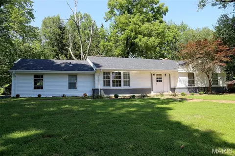 2131 Old Manor Rd, Saint Louis, MO 63136