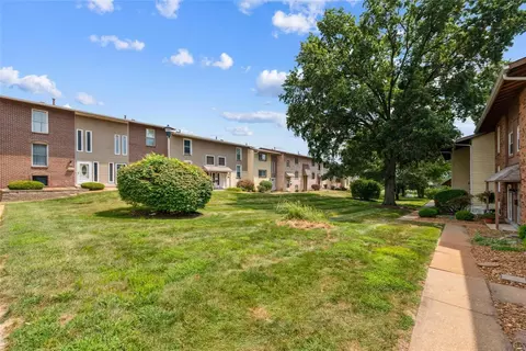 132 Carmel Woods Dr, Ellisville, MO 63021 photo 2