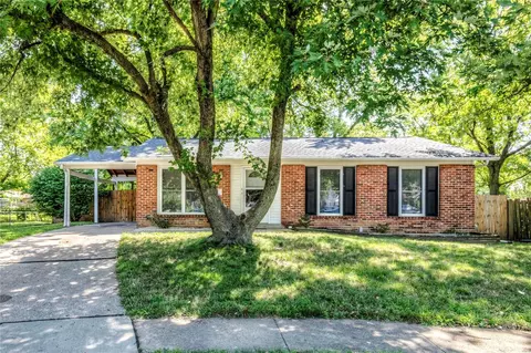 2301 Battlefield Dr, Florissant, MO 63031