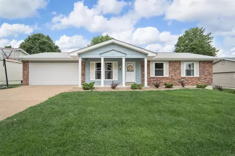 4 Crescent Woods Dr, Saint Peters, MO 63376