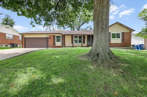 2845 Sussex Dr, Florissant, MO 63033