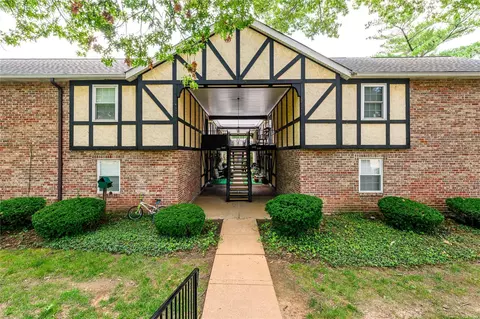 1043 Woodgate Dr, Saint Louis, MO 63122