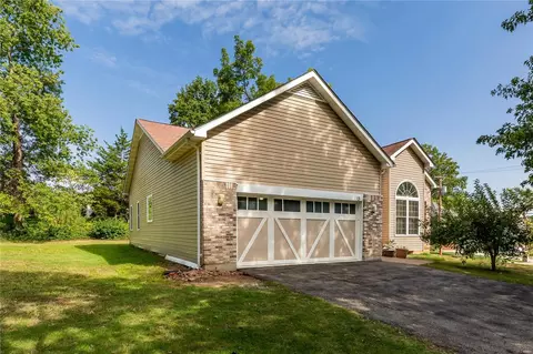 13 Crabapple Ct, Olivette, MO 63132 photo 2