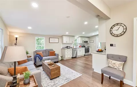 Living - 255 Washington St, Augusta, MO 63332 photo 2 of 2