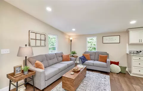 Living - 255 Washington St, Augusta, MO 63332 photo 1 of 2