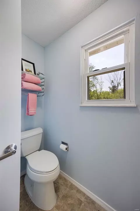 Bath - 1429 Tahoe Valley Ct, Ballwin, MO 63021 photo 5 of 6