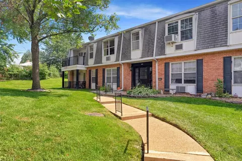 1694 Herault Pl #E, Saint Louis, MO 63125